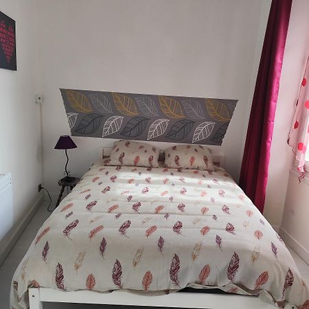 Gite Pour 6 Ou Chambre Pour 2 A Formigny Exterior foto